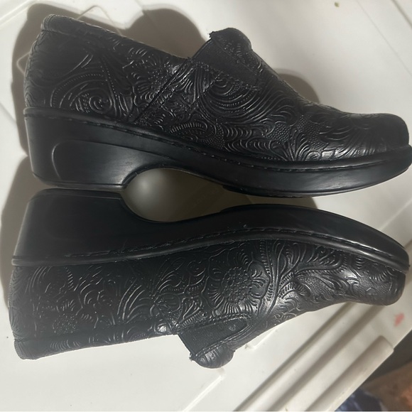 Yuu Bethanee Clogs Paisley Tooled Textured Vegan Black EUC LIKE NEW! Size 7 - Picture 9 of 13